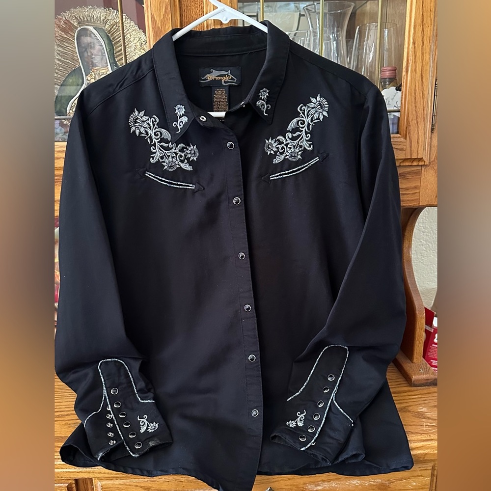 Wrangler & Ropers Womens embroidered shirts size XL